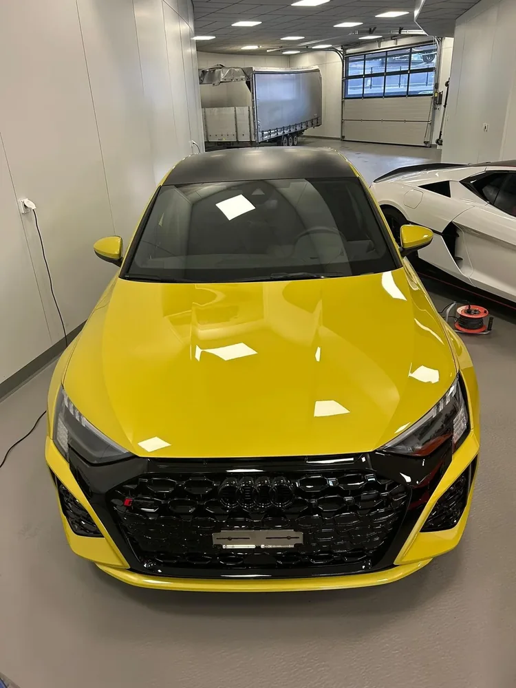 Audi RS3 (publié en novembre 2025), covering partiel noir satiné : photo 1 sur 2