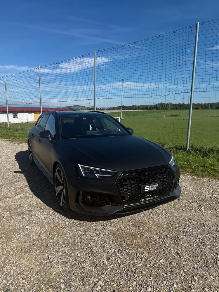 Audi RS4 (publié en octobre 2025), full covering noir hexis : photo 1 sur 4