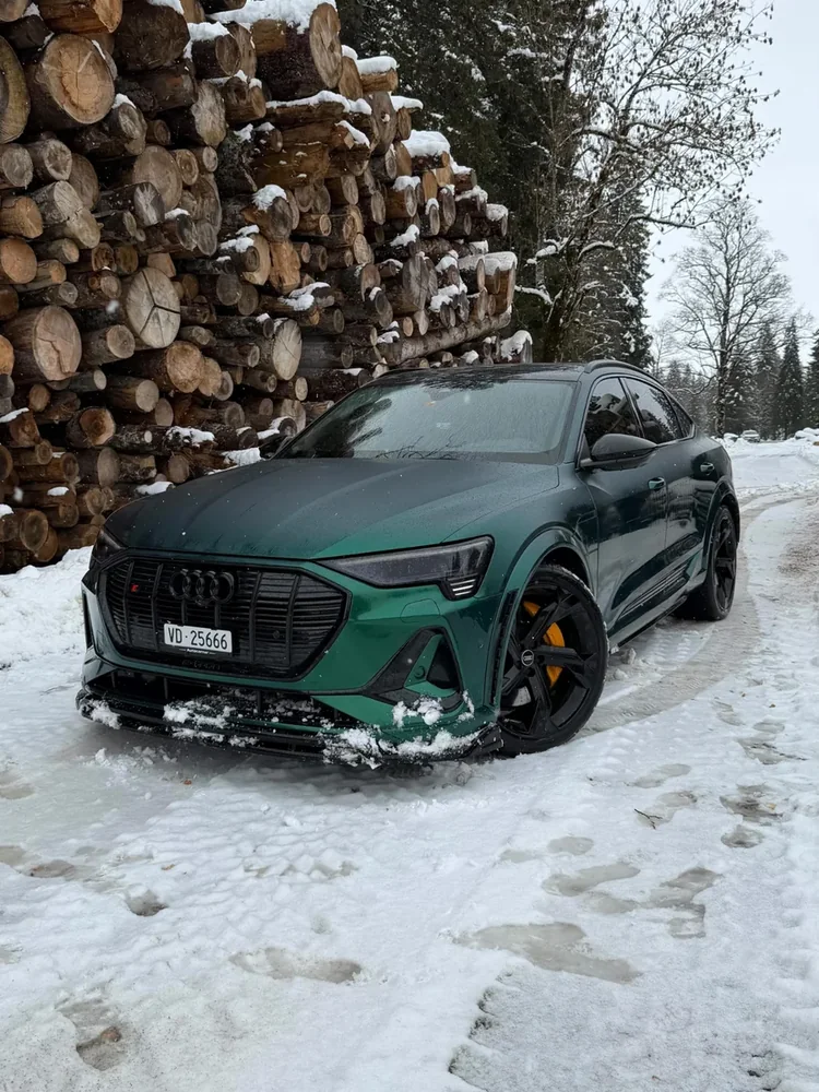 Audi SQ8 e-tron (publié en janvier 2026), covering complet : photo 1 sur 1