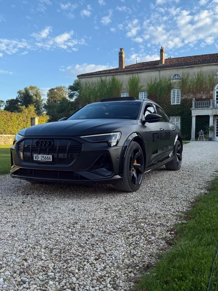 Audi SQ8 e-tron (publié en septembre 2025), full covering noir mat : photo 1 sur 1