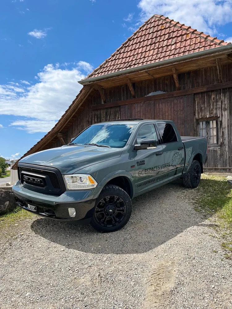 Dodge RAM 1500 (publié en juillet 2025), full covering gris éléphant : photo 1 sur 4