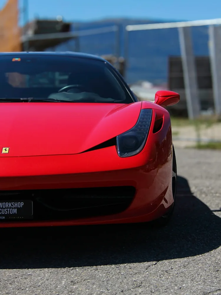 Ferrari 458 (publié en juillet 2025), covering rouge sur une voiture blanche : photo 1 sur 4