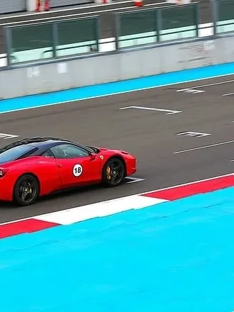 Ferrari 458 (publié en novembre 2024), covering rouge : photo 1 sur 4