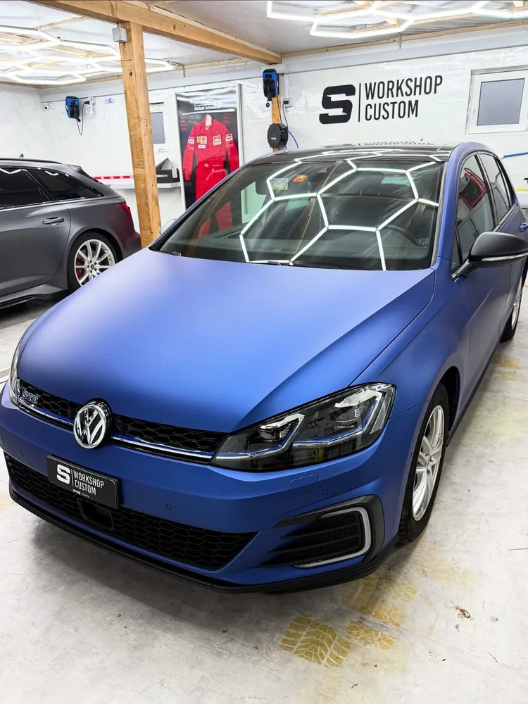 Golf (publié en mars 2025), bleu : photo 1 sur 2