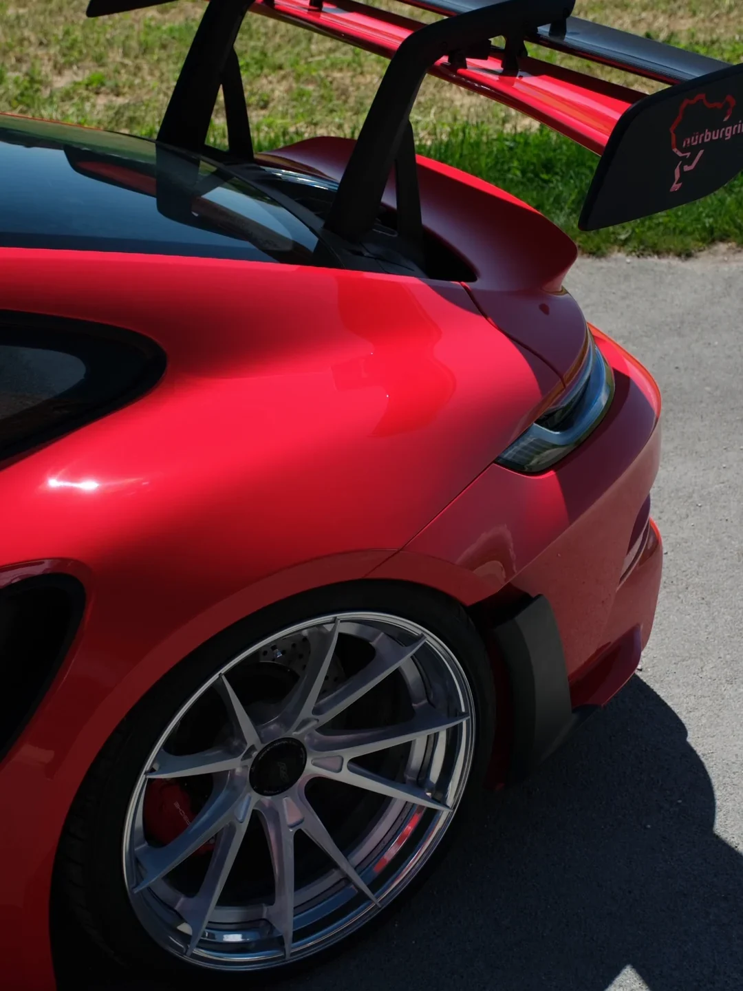 Aile arrière d'une Porsche GT3 RS en full PPF couleur rouge