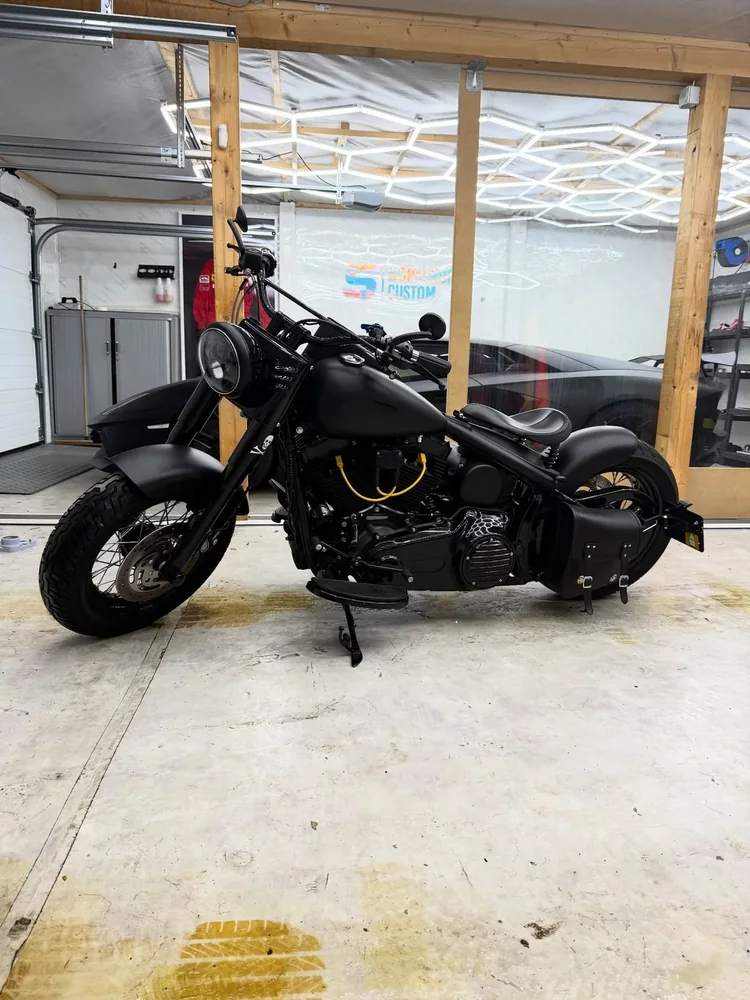 Harley Fatbob (publié en février 2026), full covering noir : photo 1 sur 2