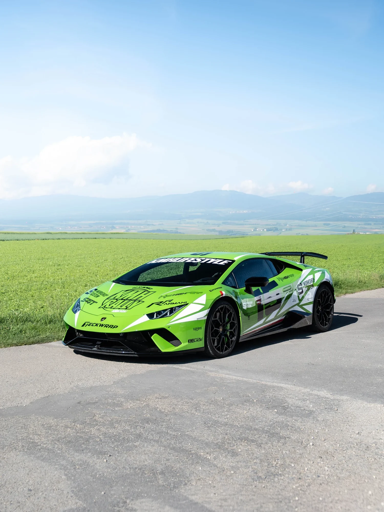 Lamborghini Huracán verte en kit déco KMH Rally de trois quarts avant, plaine vaudoise