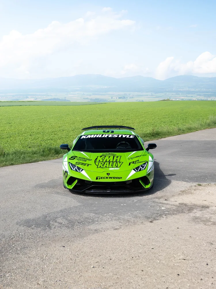 Lamborghini Huracán verte en kit déco KMH Rally vue de face, route de campagne