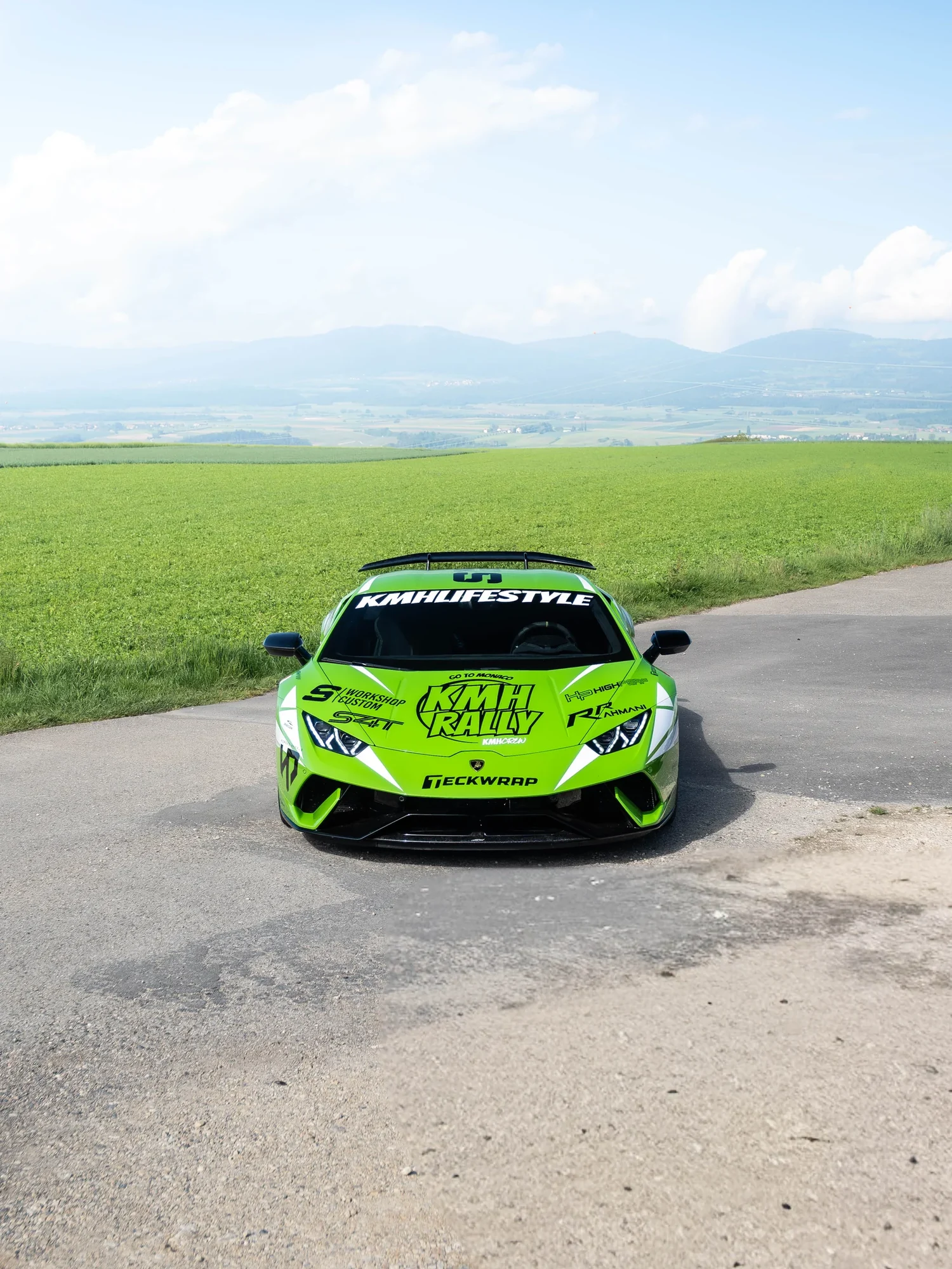 Lamborghini Huracán verte en kit déco KMH Rally vue de face, route de campagne