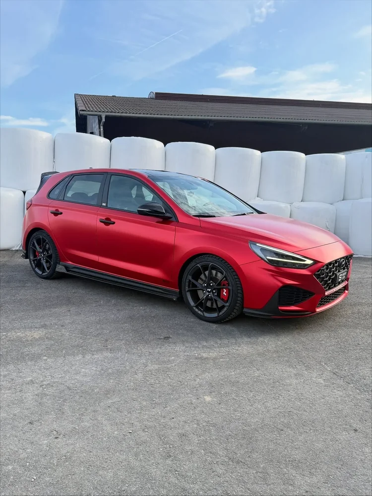 Hyundai i30N (publié en novembre 2025), full covering rouge teckwrap avec intérieur de porte et peinture des charnières : photo 1 sur 6