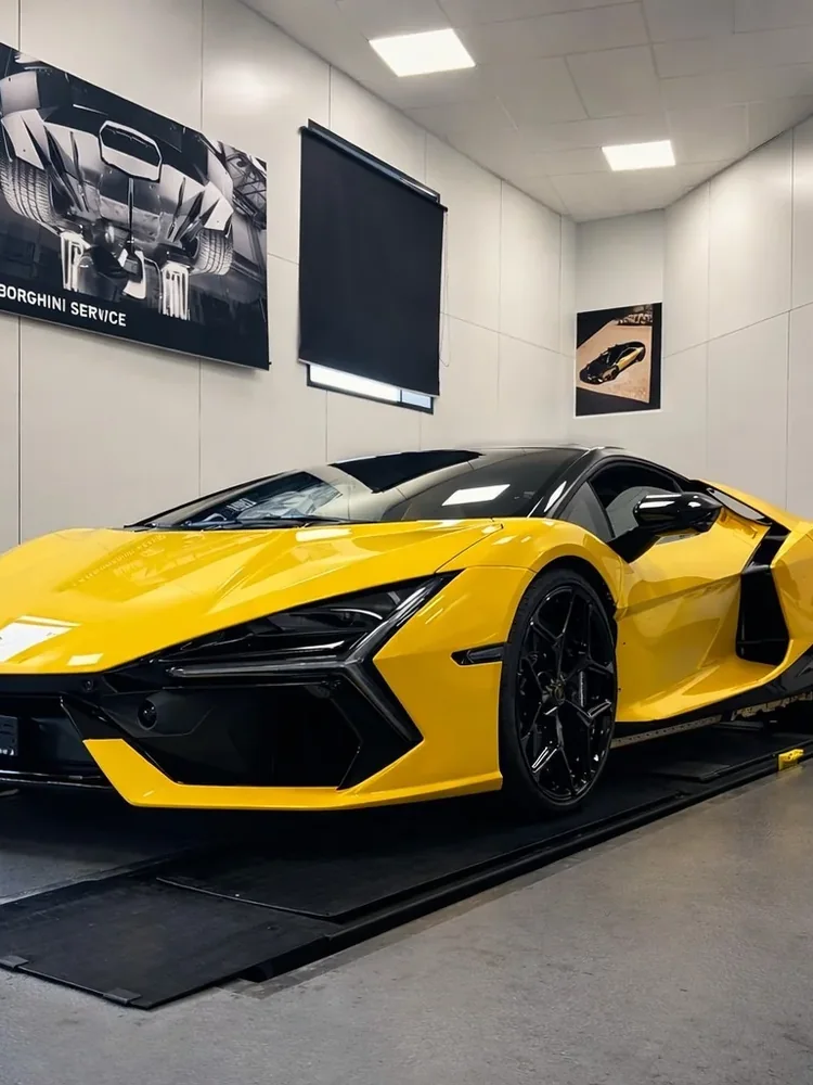 Lamborghini Revuelto (publié en mars 2026), covering partiel : photo 1 sur 1
