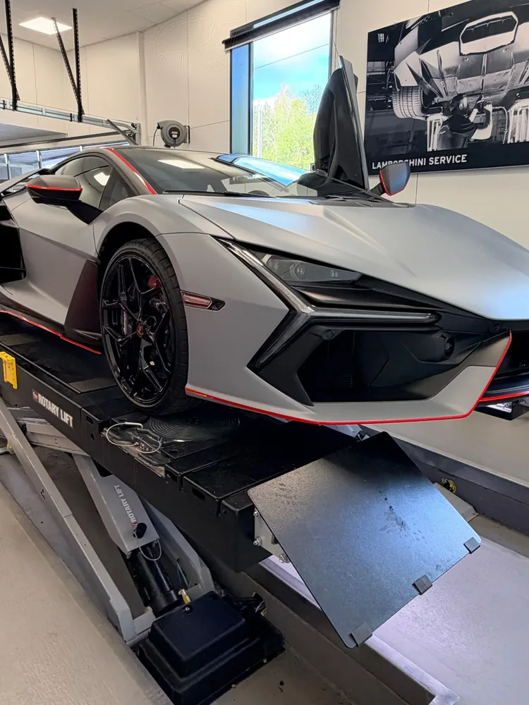 Lamborghini Revuelto (publié en octobre 2026), covering partiel : photo 1 sur 2