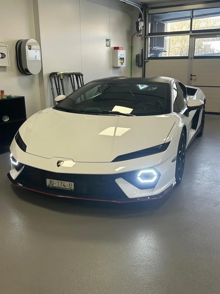 Lamborghini Temerario (publié en novembre 2025), covering partiel noir et rouge : photo 1 sur 3