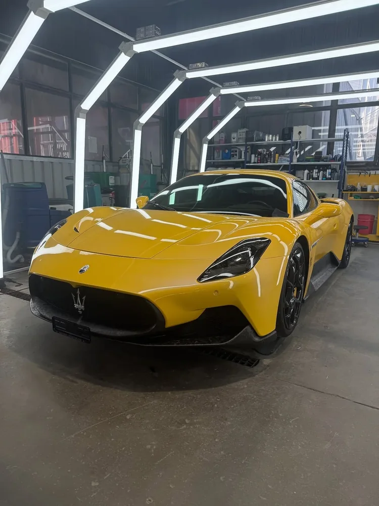 Maserati MC20 (publié en juillet 2025), pose de carbone forgé, directement chez le client : photo 1 sur 2