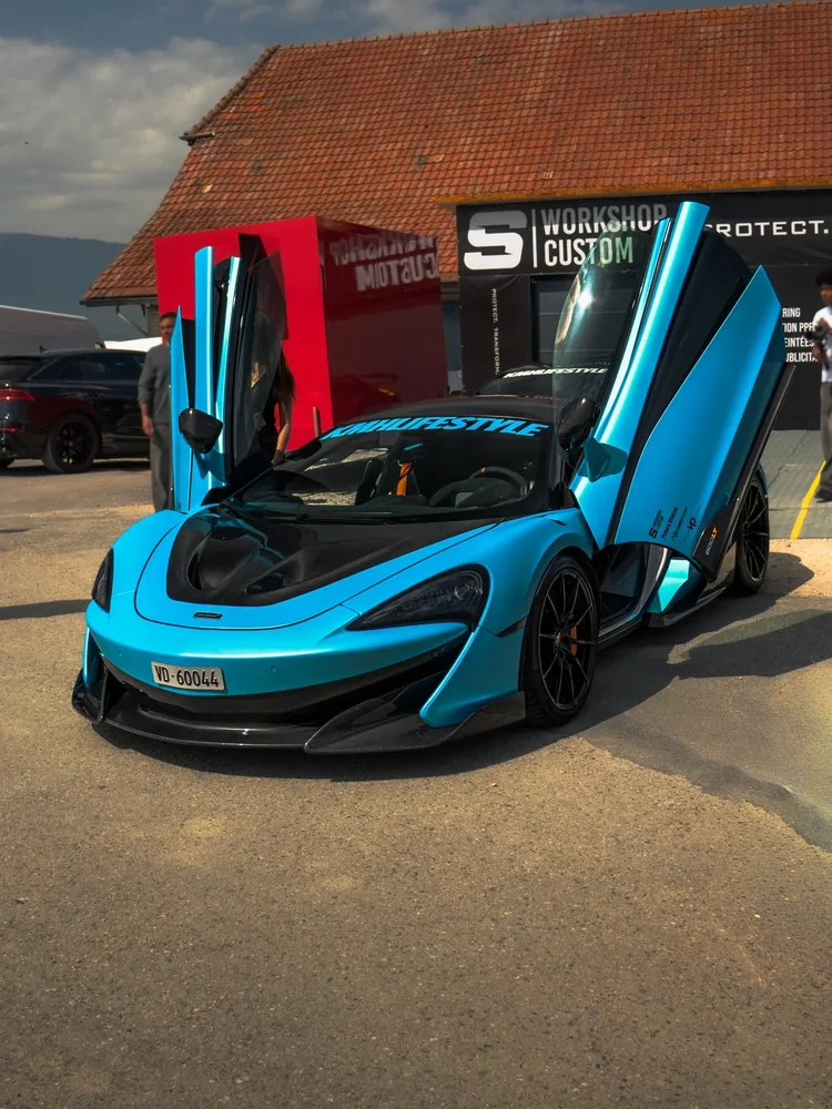 McLaren 600LT (bleu turquoise, devant l'atelier), full covering bleu et ppf carbone : photo 1 sur 3