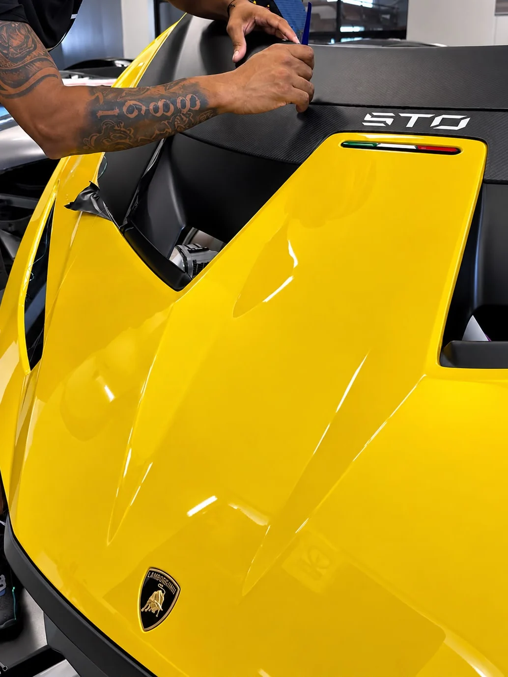 Pose d'un covering sur une Lamborghini STO jaune