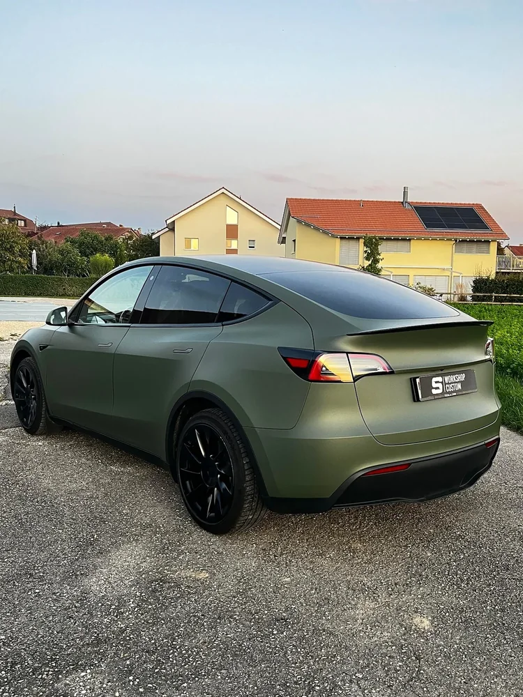 Tesla Modèle Y (publié en septembre 2025), full covering vert militaire : photo 1 sur 2